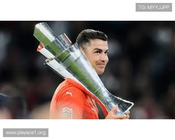 C罗带领葡萄牙点球大战逆袭西班牙喜极而泣捧起欧国联冠军奖杯 C罗带领葡萄牙点球大战逆袭西班牙喜极而泣捧起欧国联冠军奖杯