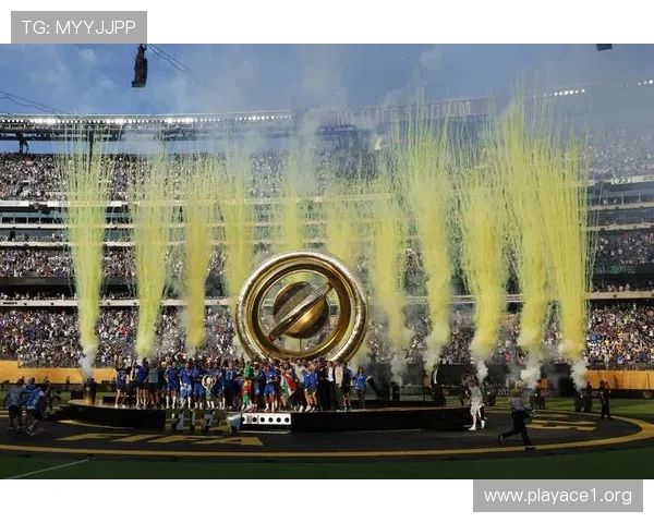 球迷赛后晒奖杯照引发骚乱 留言仅剩两个字成焦点引发热议